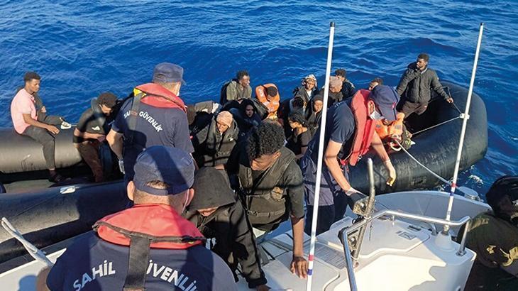 Çeşme açıklarında Yunan unsurlarınca itilen 46 düzensiz göçmen kurtarıldı